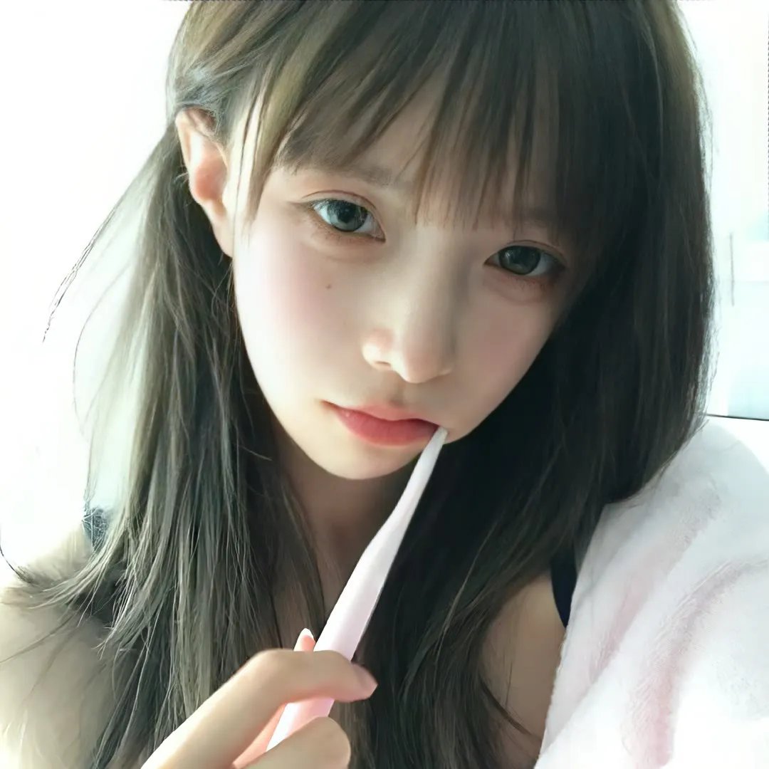 高墙、黑色与帅小伙